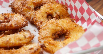 Beignets de pomme à la cannelle et noix de coco beignets de pomme hervecuisine