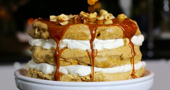 Gros gâteau meringue de Noël caramel et noisettes