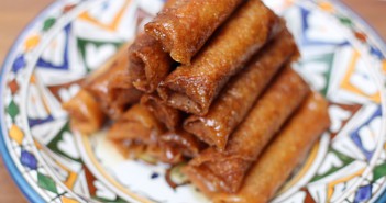 Cigares croustillants aux amandes, miel et fleur d’oranger