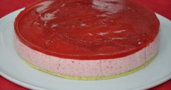 Bavarois aux fraises sur génoise pistache