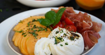 Assiette estivale jambon, melon et burrata